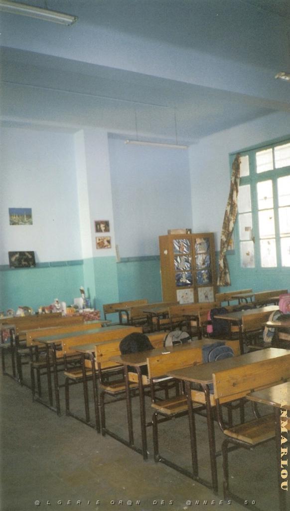 ORAN 10 2005 116 ECOLE LAMORICIERE UNE CLASSE.jpg